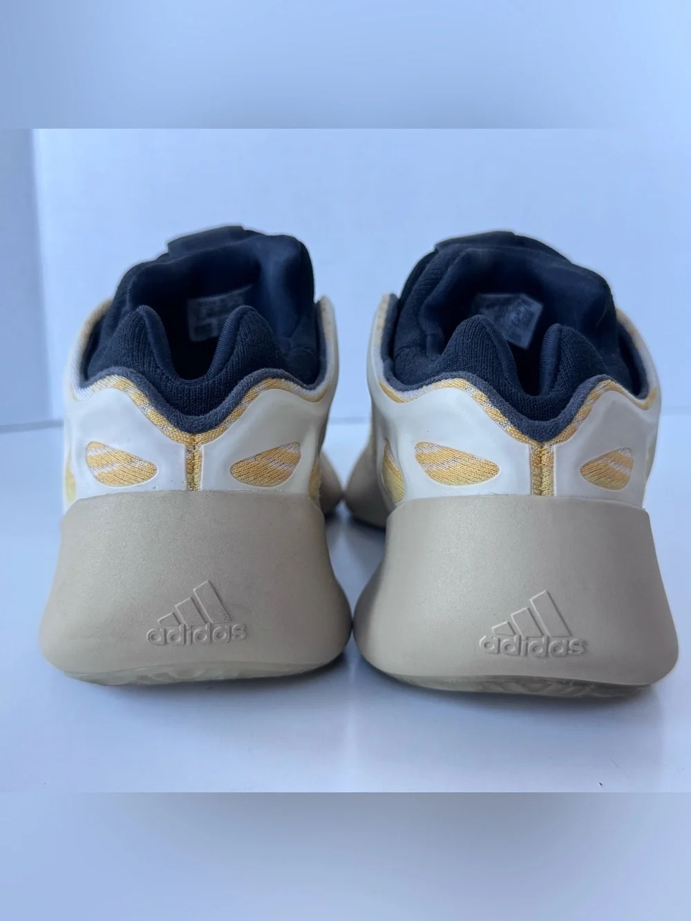 Yeezy adidas 700